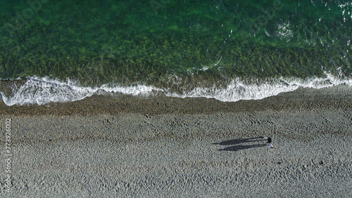 Gente caminando por la playa