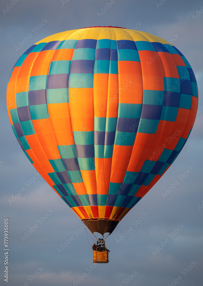 Naklejka premium Skyward Sojourn: Balloon Floats Against the Vast Sky