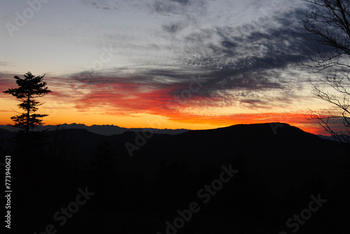 山と真っ赤な夕焼け