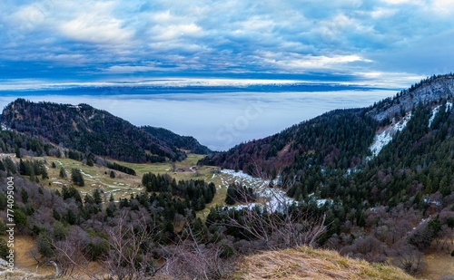 Foto Scenic view of the Seeland region from Grenchenberg Mountain on a foggy day in S