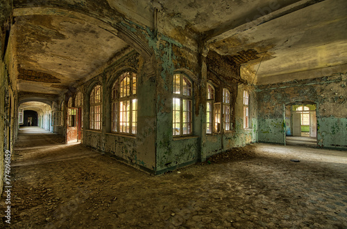 Fensterfront und flur in einer alten Ruine