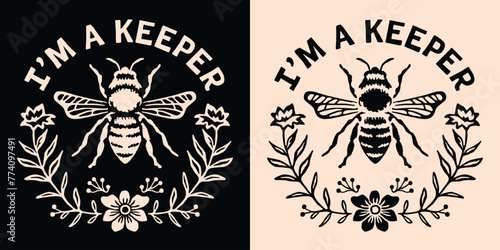 Fototapeta Naklejka Na Ścianę i Meble -  I'm a keeper beekeeper beekeeping pun lettering round badge. Insects bee lover funny jokes quotes illustration. Retro flowers aesthetic printable vector text shirt design clothing sticker cut file.