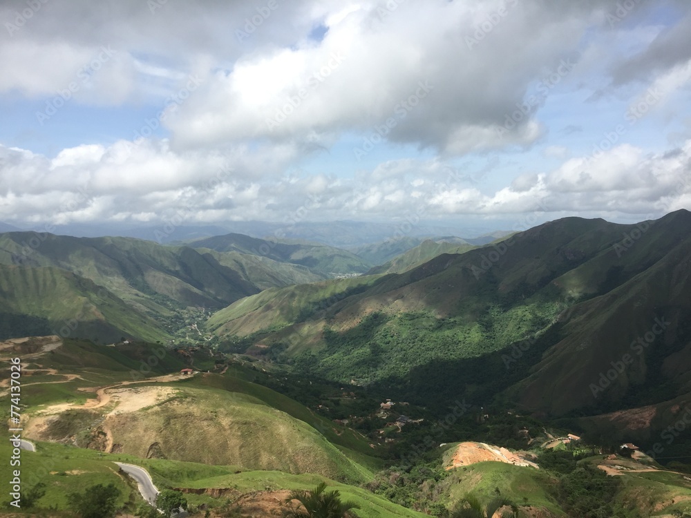 hermoso valle de montañas en Maracay Venezuela