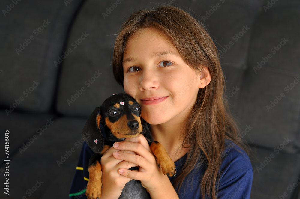 adolescente com filhote de duchshund fofo cachorro doméstico, conceito de amor canino adolescente com filhote de duchshund fofo cachorro doméstico, conceito de amor canino