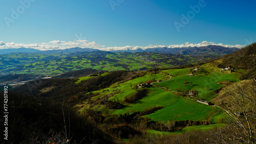 Fioritura primaverile delle colline del basso Appennino Reggiano. Reggio Emilia, Emilia Romagna, Italia