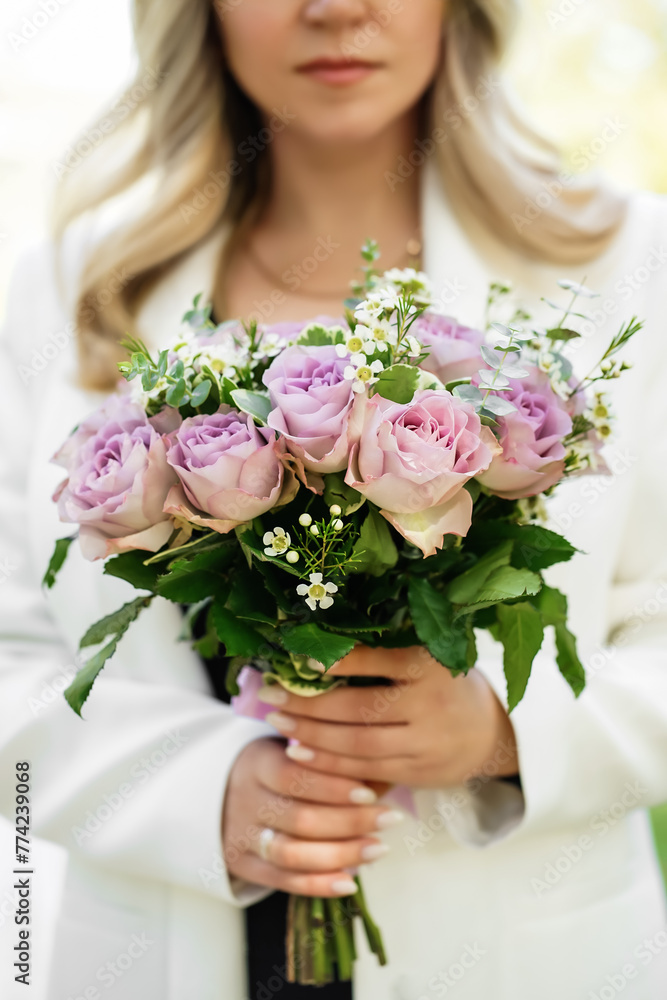 Naklejka premium Bride holding a large wedding bouquet at a wedding ceremony