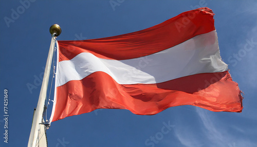 Fahne, die Nationalfahne von Österreich flattert im Wind