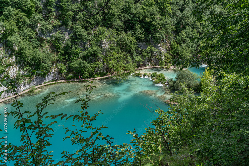 Naturwunder Plitvicer Seen in Kroatien von oben, leuchtend türkises Wasser 