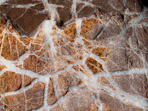 Marmorierter Naturstein rötlich braun mit weißen Streifen