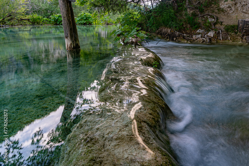 Nationalpark Plitvicer Seen in Kroatien, seitliche Aufnahme der Kaskaden  photo