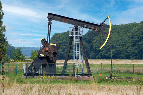 Pumpe zur Förderung von Erdöl in der ländlichen Landschaft von Neuendorf, Ortsteil von Lütow, Insel Usedom, Deutschland