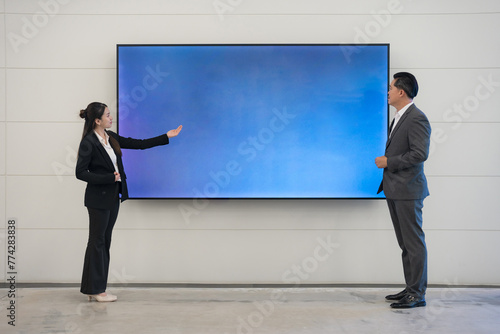 Business presentation with blank screen for concepts © Naypong Studio