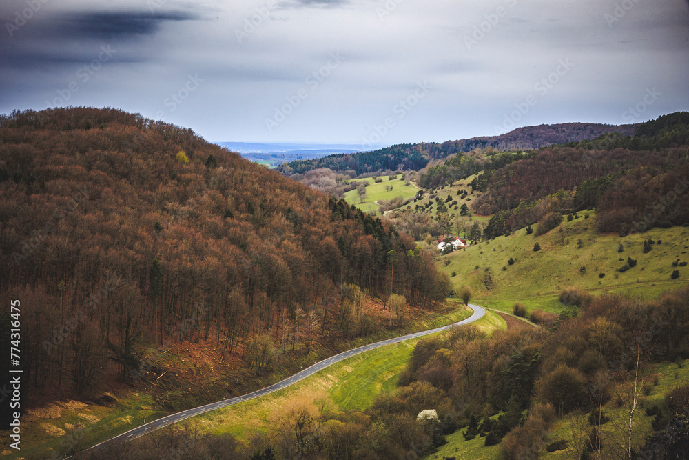 Naklejka premium Wandern in den Hügeln und Wäldern im schönen Oberfranken in einer reizenden Landschaft im April Frühling in Bayern, Deutschland