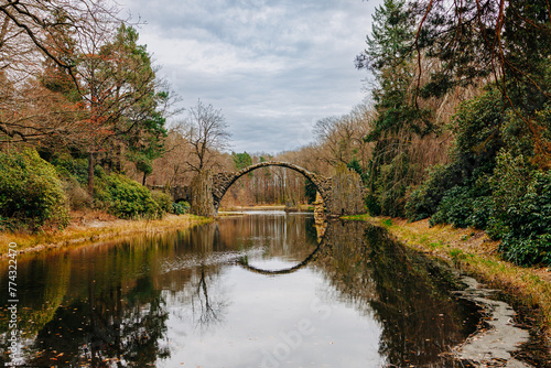 Rakotzbrücke oder Teufelsbrücke ein Landschaftselement im Rhododendronpark Kromlau am Rakotzsee