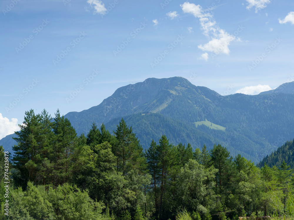 Naturpark Karwendel am Achensee. Blick vom Gerntal auf die Gipfel Zwölferkopf, Karwendelbahn und Bärenkopf
