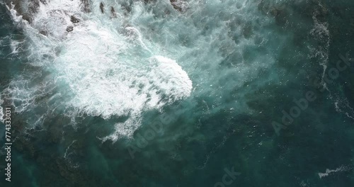 OLAS ROMPIENDO EN ROCAS