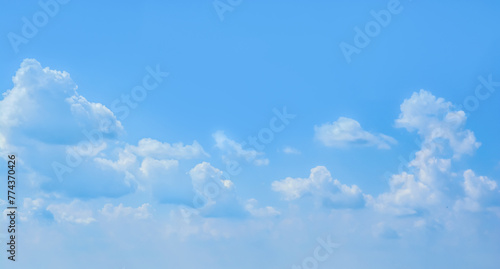nuages cumulus et ciel bleu