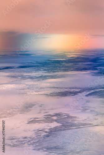 Vue du ciel en avion des paysages enneig  s de Laponie en Su  de