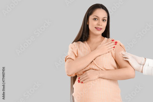 Young pregnant woman receiv...