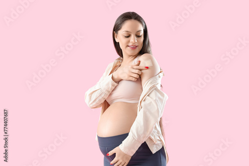 Young pregnant woman with m...