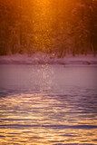 Flocons de neige qui tombent le matin au lever du soleil sur un lac gelé en Laponie en Suède