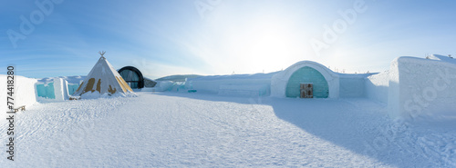 Tente du peuple Sami au milieu des bâtiments de glace en Laponie en Suède