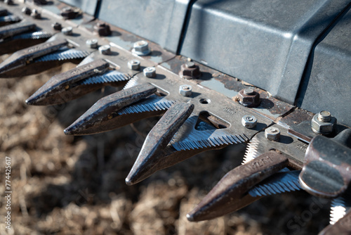 Punteras de mpaquina cosechadora, primer plano, de cerca con mano agarrando - Serie 2 de 5