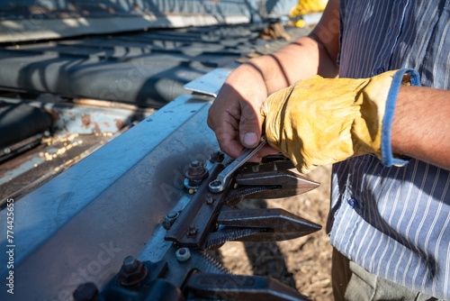 Punteras de mpaquina cosechadora, primer plano, de cerca con mano agarrando - Serie 3 de 5