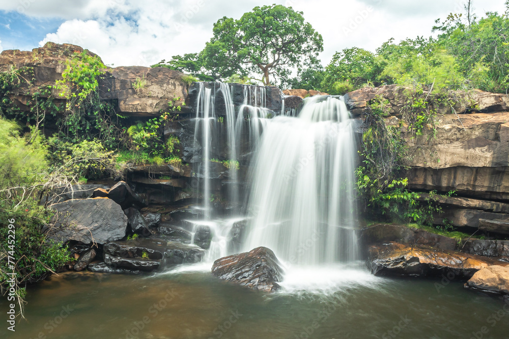 Fototapeta premium Cachoeira no distrito de Rodeador, na cidade de Monjolos, Estado de Minas Gerais, Brasil