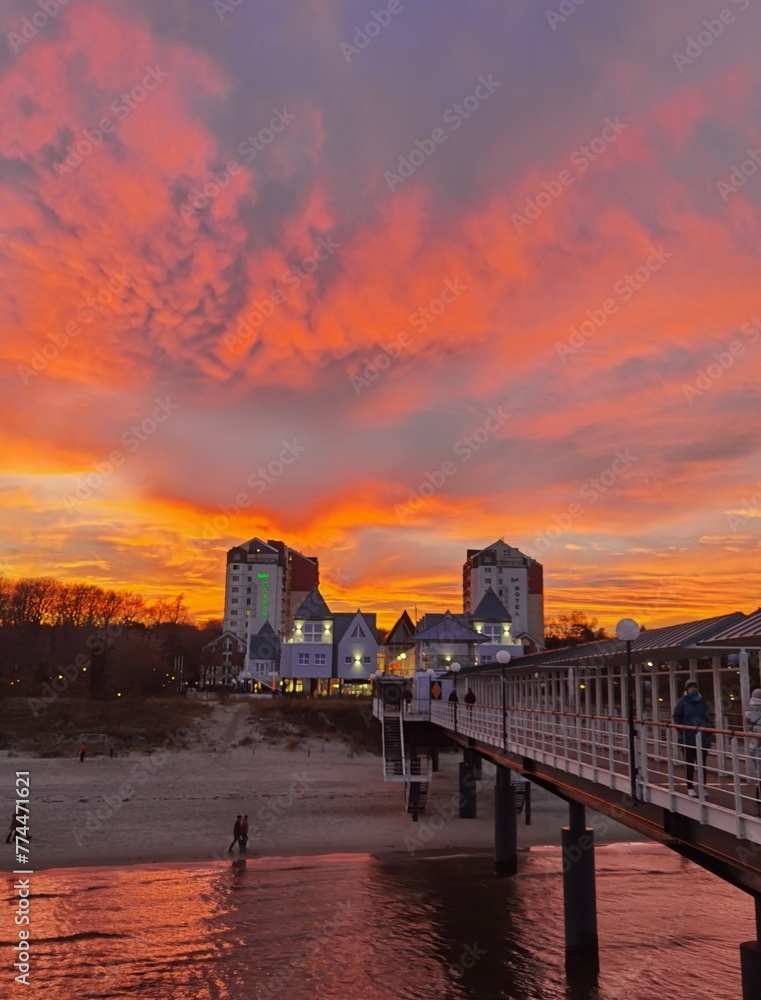 Fototapeta premium Abendrot an der Seebrücke von Heringsdorf 