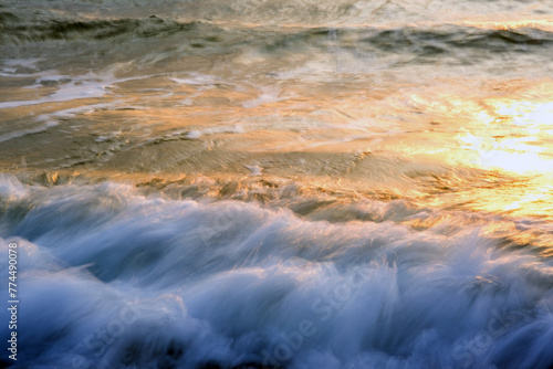 Slow shutter effect of waves at the beach © taffpixture