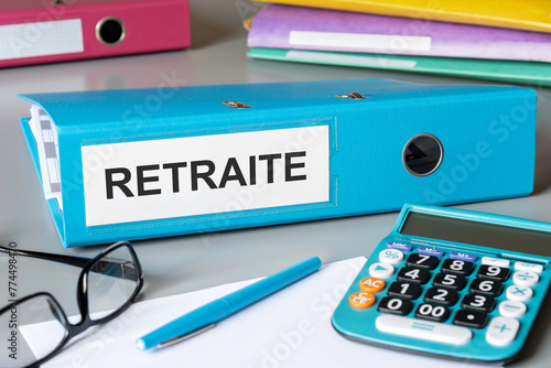 Dossier retraite.  Classeur de rangement de papiers.