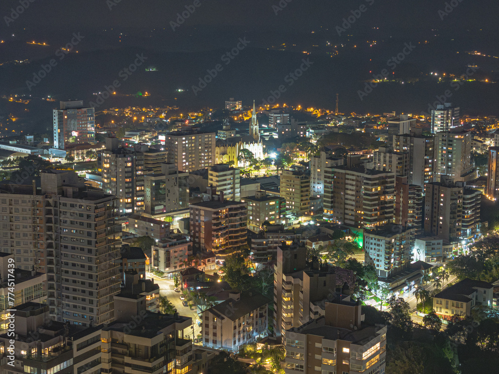 Vista aérea noturna de Bento Gonçalves, Rio Grande do Sul. 2024.
