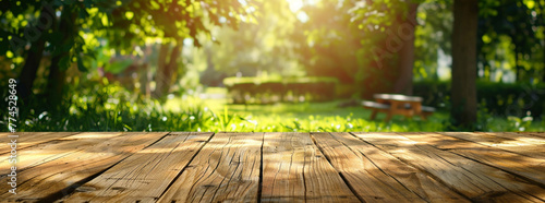 ぼんやりとした緑の庭園と、ピクニックやバーベキューを行う背後に夏の空が広がる木製テーブル-生成AI photo