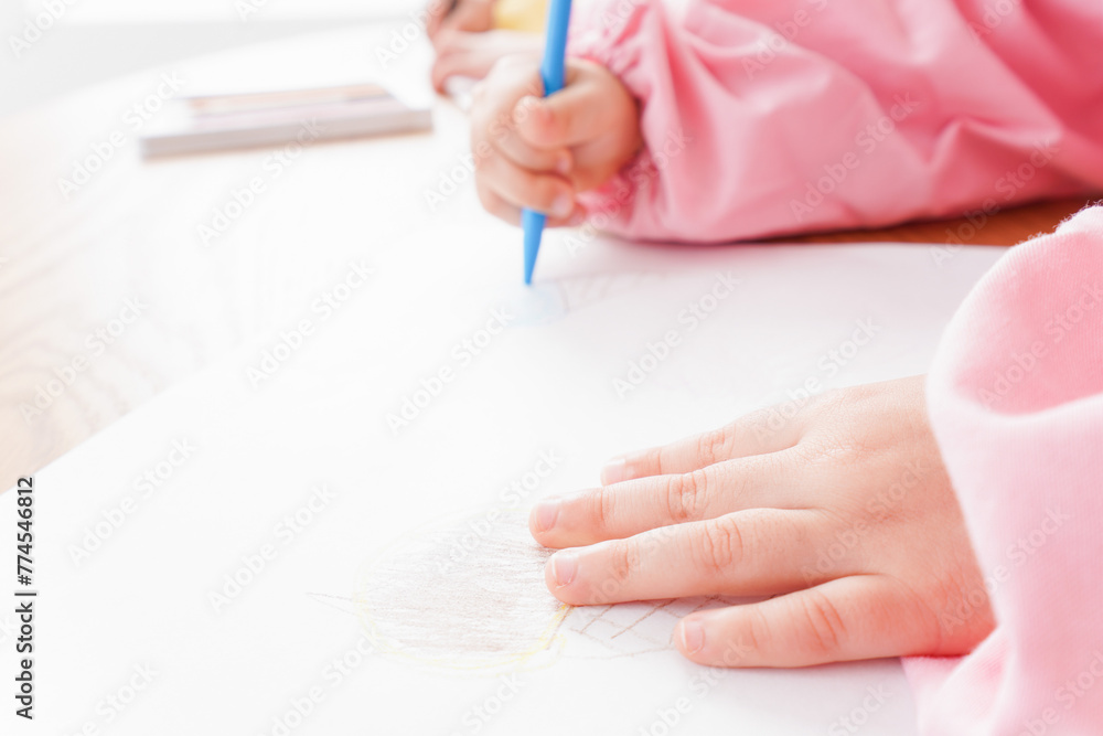 お絵かきをする子どもたちと保育士 お絵かきをする子どもたちと保育士