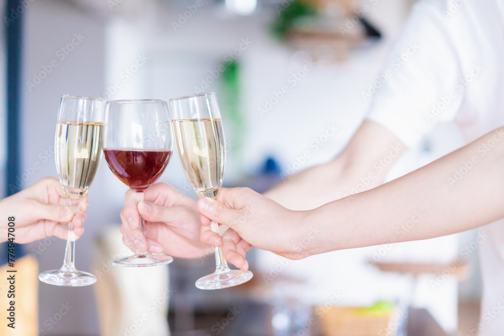 ワイングラスで乾杯をする若い男女 ワイングラスで乾杯をする若い男女
