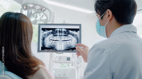 男性の歯科医師が患者に歯のレントゲンを使用するリアルなシーン.