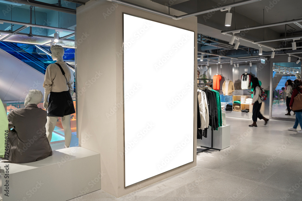 Naklejka premium Mockup Blank LED billboard or lightbox at front showroom of clothes store