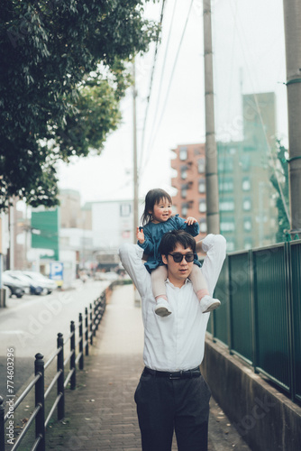 お父さんに肩車される娘 © Kobayanski