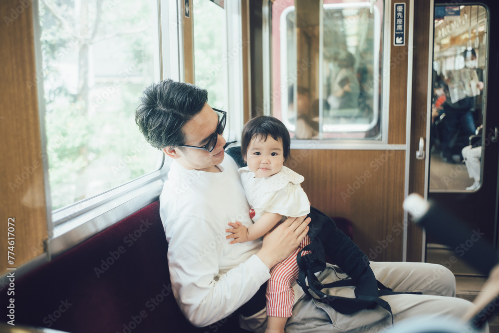 電車に座る赤ちゃんとお父さん 電車に座る赤ちゃんとお父さん