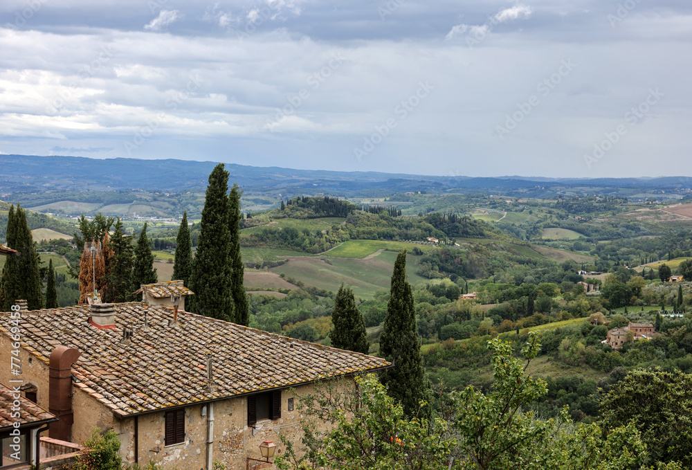 Naklejka premium Beautiful Tuscan landscape around San Gimignano, Tuscany, Italy