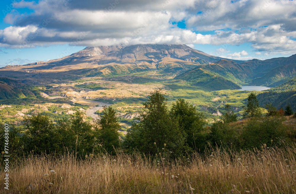 Naklejka premium Boundary Trail on a Hazy Day at Mount St. Helens, Stratovolcano in Skamania County, Washington State