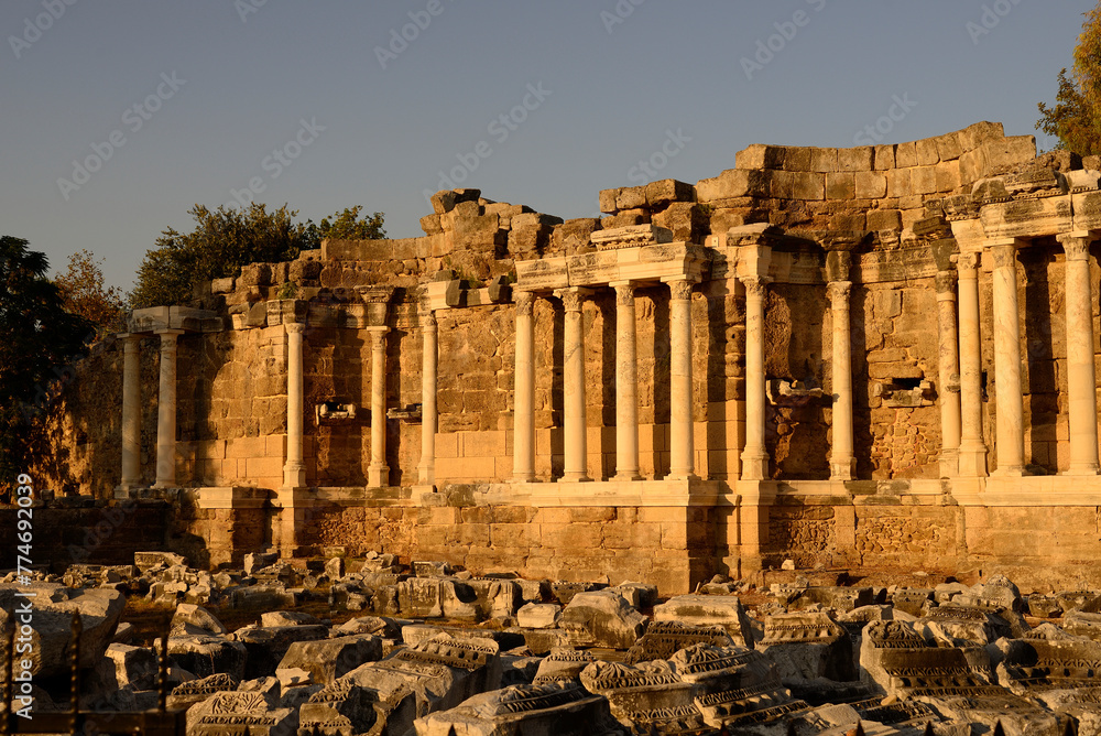 Obraz premium Starożytne kolumny doryckie Side w Turcji 