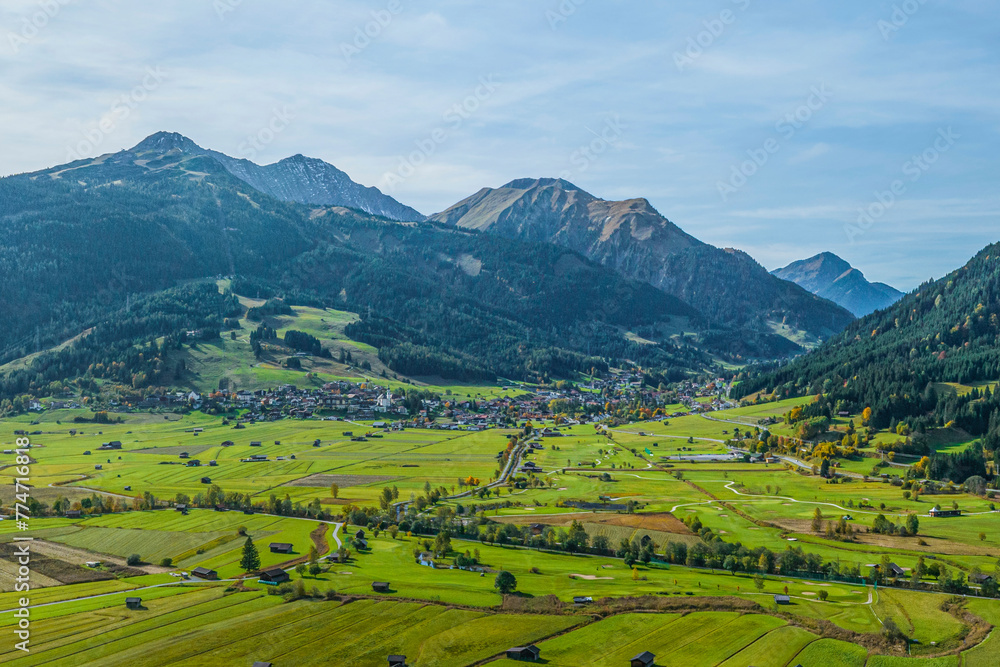 Blick auf Lermoos und das Ehrwalder Becken in der Region Tiroler Ausserfern an einem herbstlichen Nachmittag