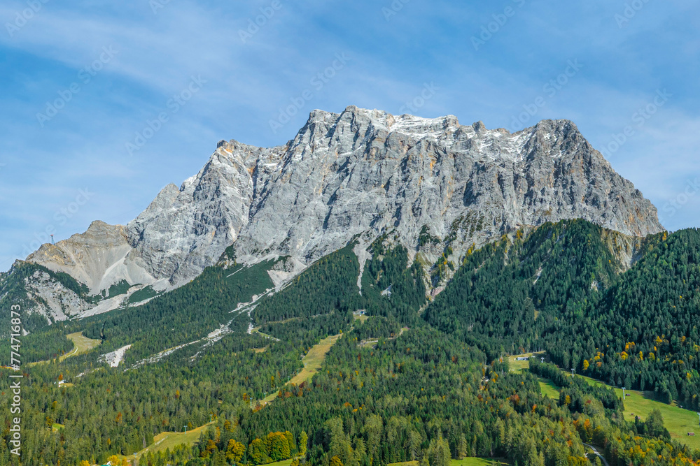 Das Felsmassiv der Zugspitze vom Ehrwalder Becken aus gesehen