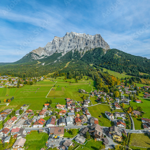 Blick auf Ehrwald und die Zugspitze in der Region Tiroler Ausserfern im Oktober