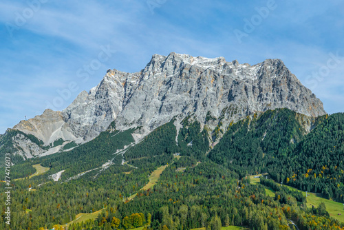 Das Felsmassiv der Zugspitze vom Ehrwalder Becken aus gesehen © ARochau