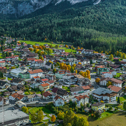 Blick auf Ehrwald in der Region Tiroler Ausserfern an einem herbstlichen Nachmittag im Oktober