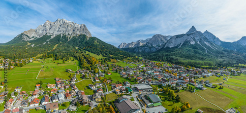 Blick auf Ehrwald in der Region Tiroler Ausserfern an einem herbstlichen Nachmittag im Oktober