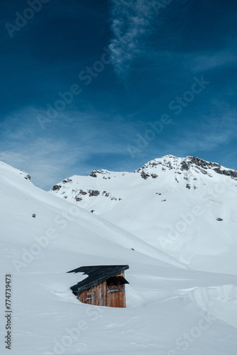 Baita sommersa dalla neve. Canton Grigioni. Alpi Svizzere